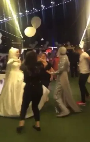 İstanbul'da koronavirüse davetiye çıkaran görüntüler! Ne maske var ne sosyal mesafe!