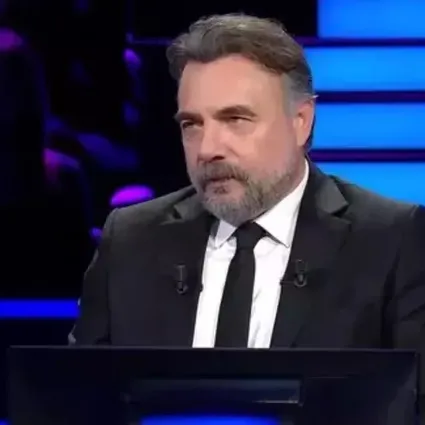 2022-2023 sezonunda Türkiye'de tiyatro seyirci sayısı bir önceki sezona oranla nasıl değişmiştir?