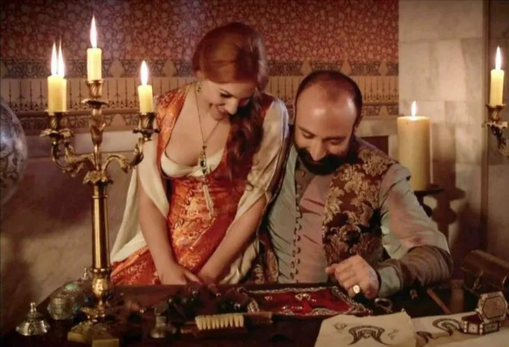 1790491860920.jpg Hürrem Sultan rolüyle hafızalara kazınan Meryem Uzerli'den yan odaya baskın! Hayranının aklı başından gitti-4