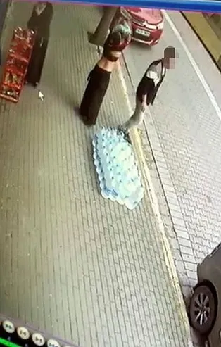 İstanbul Avcılar'da rezil olay! Yakalanınca sokak ortasında çırılçıplak soyundu