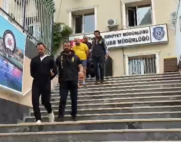 istanbul-sislide-kripto-para-uretiminde-kullanilan-25-milyon-lira-degerinde-ekran-karti-calan-3-supheli-yakala-1653200411709.jpg İstanbul Şişli'de kripto para üretiminde kullanılan 2,5 milyon lira değerinde ekran kartı çalan 3 şüpheli yakalandı-5