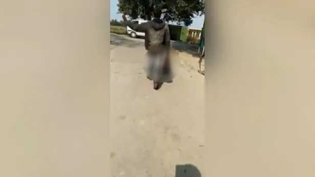 Hindistan'da koca vahşeti! elinde eşinin kesik kafası ile yürüdü-3