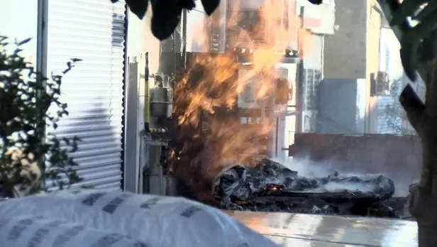 İstanbul Bağcılar'da akşam saatlerinde doğal gaz borusunda patlama panik yarattı-2