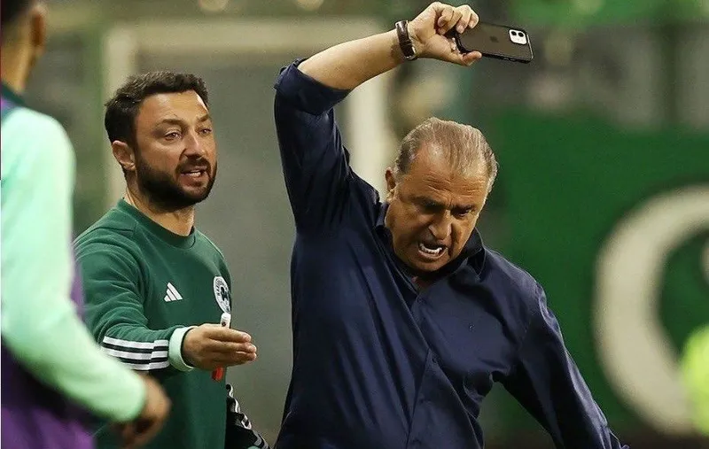 Panathinaikos, Aris'e yenilerek şampiyonluk şansını zora soktu! Fatih Terim çılgına döndü telefonu yere fırlattı-4
