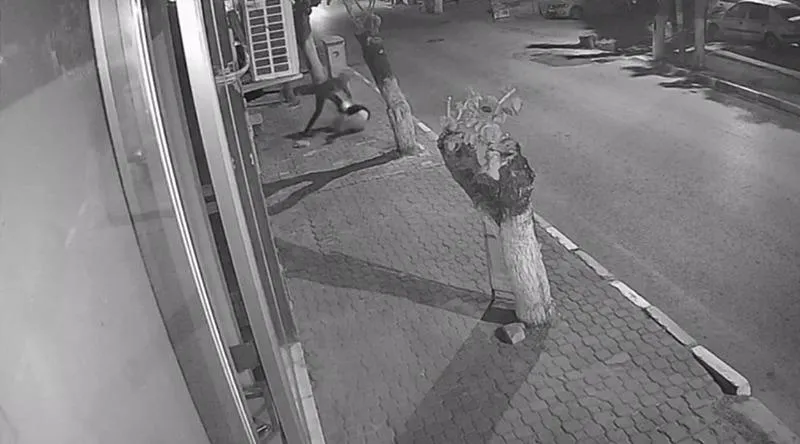 İzmir'in Kemalpaşa ilçesinde bir kişi, takıntılı olduğu komşuları olan genç kızı takip edip boynundan bıçakla yaralayarak darp etti. (DHA)