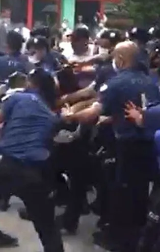 Ortalık savaş alanına döndü! Çevik kuvvet müdahale etti