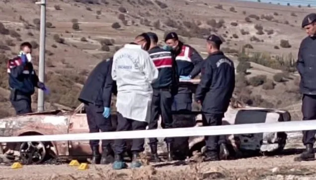 Afyonkarahisar Bolvadin'de dehşet görüntü! Tamamen yanmış otomobilden 2 ceset çıktı