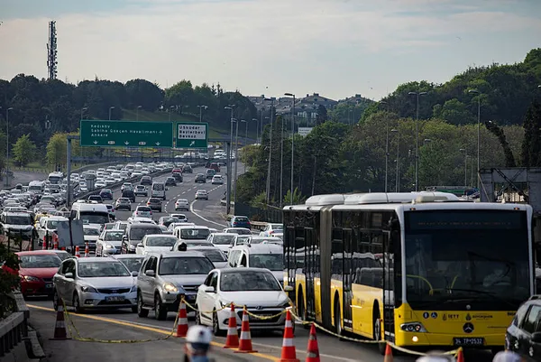 istanbulda-bu-sabah-trafik-yeniden-kilitlendi-1589177508853.jpg İstanbul'da bu sabah! Trafik yeniden kilitlendi-1