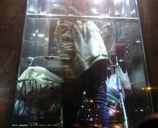 Metrobüs asansöründe korku dolu anlar! Dakikalarca mahsur kaldılar