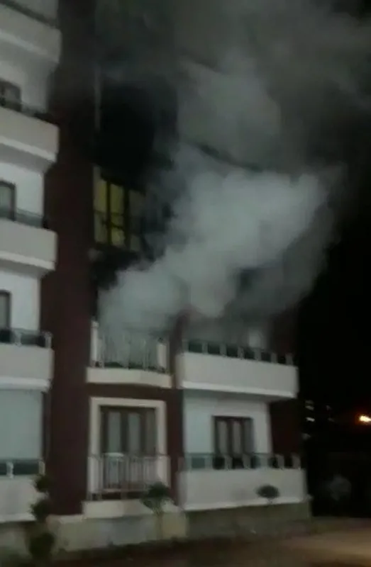 apartmanda-yangin-panigi-10-kisi-hastanelik-oldu-1572466877047.jpg Apartmanda yangın paniği: 10 kişi hastanelik oldu-2