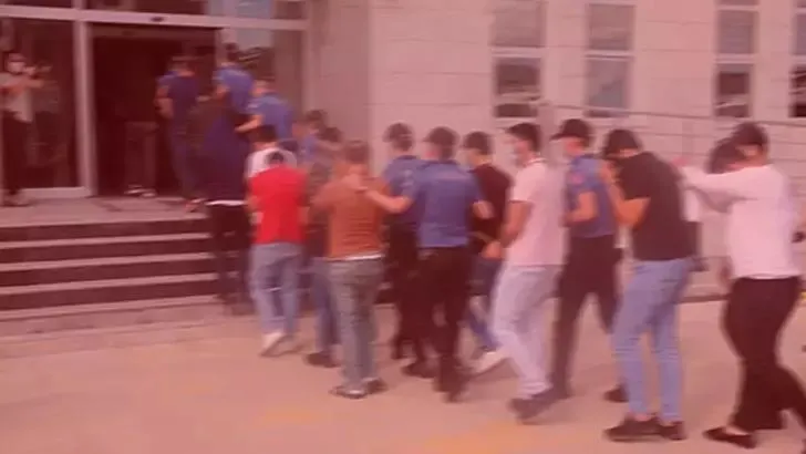 zehir-tacirlerine-narkocelik-13-darbesi-81-ilde-es-zamanli-operasyon-194-supheli-yakalandi-1713678435125.jpeg Zehir tacirlerine "Narkoçelik-13" darbesi! 81 ilde eş zamanlı operasyon... 194 şüpheli yakalandı-2