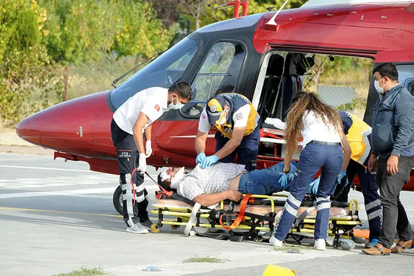 kayseride-araciyla-sarampole-ucan-surucu-ambulans-helikopterle-kurtarildi-1603031166191.jpg Kayseri'de aracıyla şarampole uçan sürücü ambulans helikopterle kurtarıldı-3