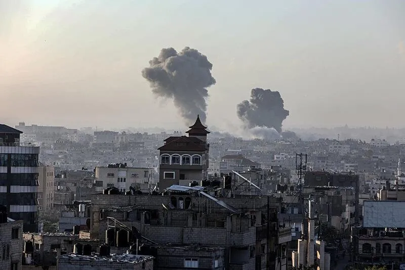 İsrail savaş uçakları, Refah kentinin doğusunda hava saldırıları düzenledi. Saldırı sonrası bölgeden dumanlar yükseldi. (7 Mayıs 2024)