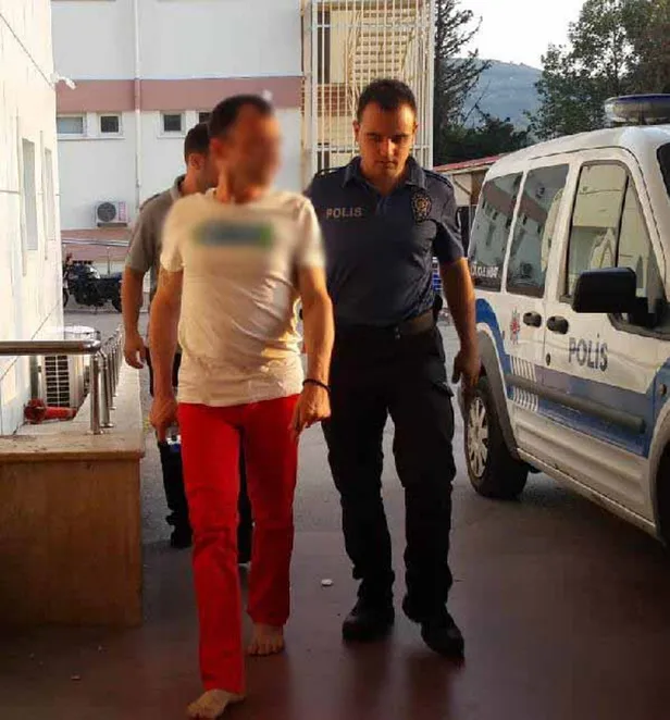 Kocaeli'de akla ziyan görüntü! Sokakta çıplak gezdi-3
