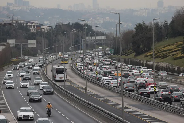 son-dakika-istanbul-trafik-durumu-kisitlama-kalkti-trafik-yogunlugu-yuzde-70e-dayandi-1615030950304.jpg