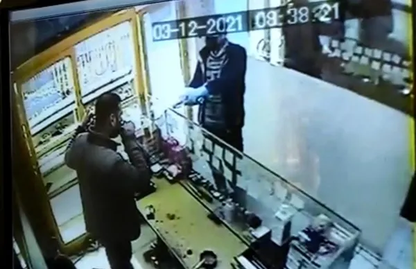 kuyumcu-soygun-aninda-cay-icmeye-devam-etti-yemek-de-ismarlasaydin-1638534058873.jpg Kuyumcu soygun anında çay içmeye devam etti! "Yemek de ısmarlasaydın"-5