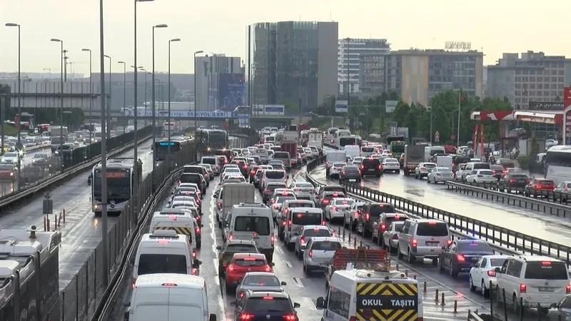İstanbul'da trafik yoğunluğu yüzde 81'e ulaştı: Haftanın son iş gününde karayolları tıkandı | İşte trafik risk haritası..-1