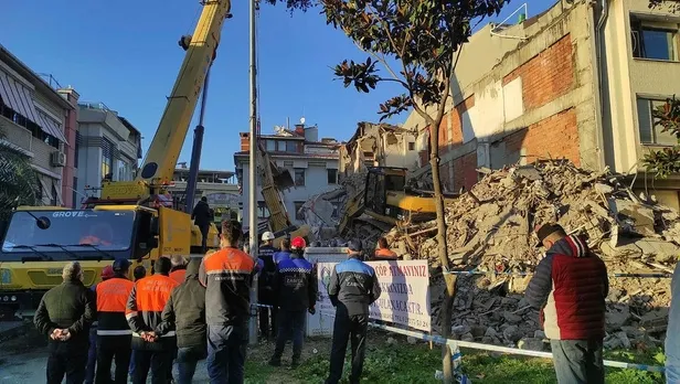İstanbul Bakırköy'de yıkım yapan kepçe böyle devrildi! Korku dolu anlar-3