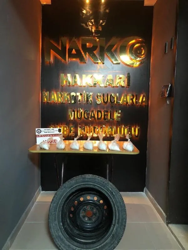 SON DAKİKA: Hakkari'de iki araçta 159 kilo eroin ile metamfetamin ele geçirildi-1