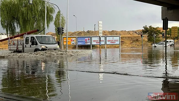 Sağanak ve dolu yağışı Ankara'yı yine felç etti! Yollar göle döndü, iş yerlerini su bastı - 9