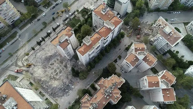 İzmir'de deprem sonrası yıkılan binaları hedef alan hırsızlar yakalandı-1