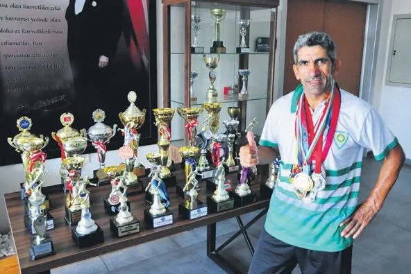 Temizlik işçisi Ahmet Bayram atletizmde 500 kupa ve madalya kazandı (Yaşam haberleri)-2