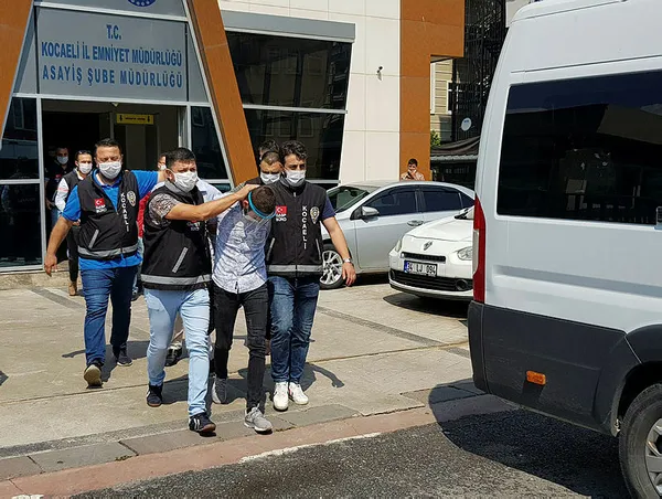 kocaelide-borcluyu-doverek-bayiltip-dolaba-koydular-1592990060386.jpg Kocaeli'de borçluyu döverek bayıltıp, dolaba koydular-1