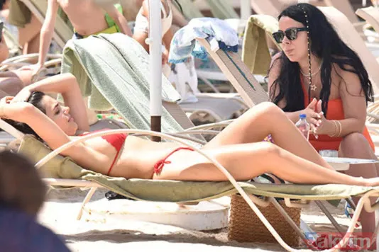 Üç Kız Kardeş'in Türkan'ı Özgü Kaya kırmızı bikinisiyle plajı ateşe verdi! Sere serpe uzandı tüm gözler ondaydı - 7