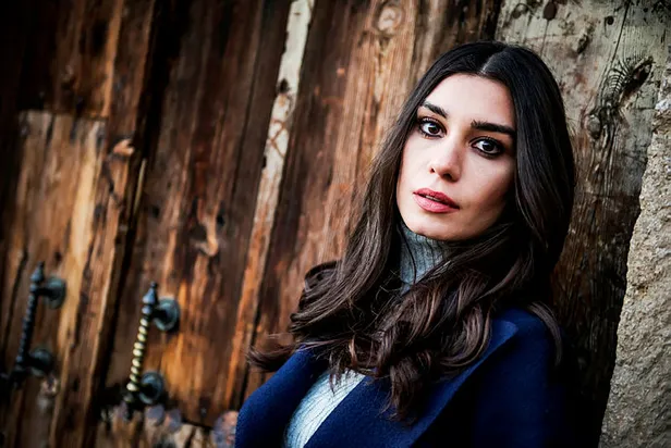 Burcu Kıratlı, Külliye'deki davete hazırlanıyor-8