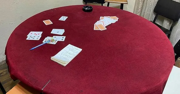 Kırmızı kategoride yer alan Rize’deki bir evde kumar oynayan 3’ü Gürcü, 21 kişi yakalandı