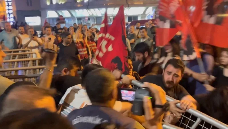chpnin-beyoglu-mitinginde-skandal-darbe-cagrisi-yapip-polise-saldirdilar-1756363235286.jpg