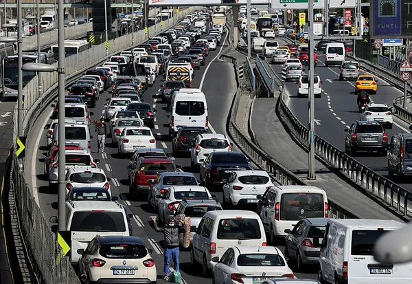 Son dakika: 3 günlük sokağa çıkma kısıtlaması öncesinde İstanbul'da trafik kilit! Trafik yoğunluğu yüzde 69!-7