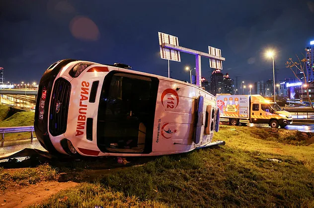 Esenyurt'ta ambulans devrildi! Yaralılar var