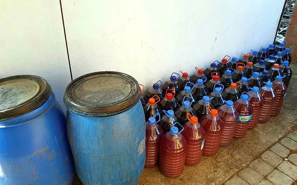 sahte-ickinin-bir-cay-kasigi-bile-zehirlenmeye-neden-olabilir-1603179904760.jpg Sahte içkinin bir çay kaşığı bile zehirlenmeye neden olabilir-2