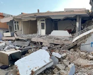 Kendi evinden sağ çıktı, ailesini kurtarmak için girdiği evin enkazında kalarak hayatını kaybetti