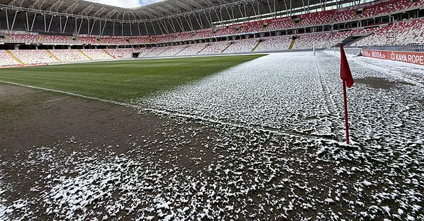 Fenerbahçe'nin Sivasspor maçı öncesi stadı kar kapladı