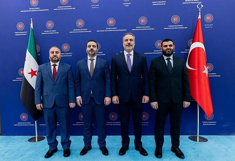 Dışişleri Bakanı Hakan Fidan (sağ 2), Ankara'da Suriye Dışişleri Bakanı Esad Hasan Şeybani (sol 2) ile bir araya geldi. (AA)