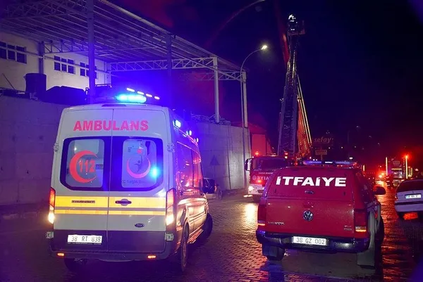 Kayseri'de fabrikada yangın çıktı! Çok sayıda itfaiye ekibi olaya müdahale ediyor-3