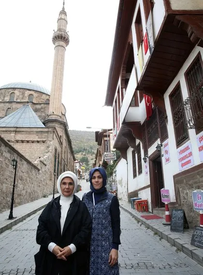 Emine Erdoğan, Afyonkarahisar’da tarihi ve turistik yerlerde incelemelerde bulundu