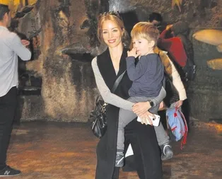 Ana-oğul eğlencede