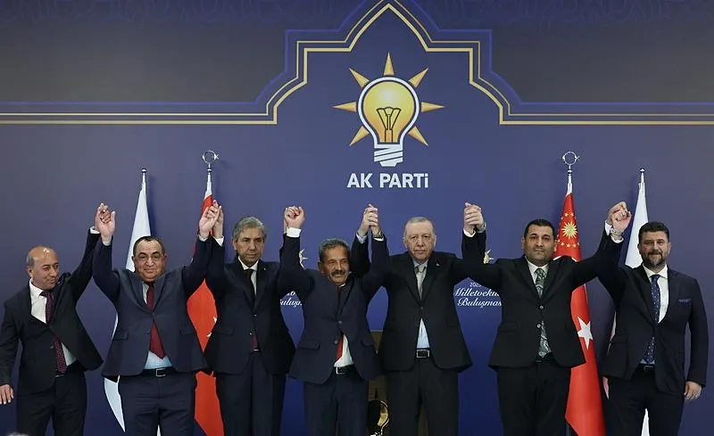 Başkan Erdoğan, partisinin genel merkezinde düzenlenen Grup Toplantısı'na katıldı. Erdoğan, partisine katılan yeni üyelere rozetlerini taktı, hatıra fotoğrafı çektirdi. (AA)