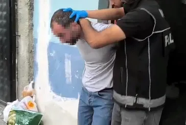 Mutfak dolabından uyuşturucu çıktı