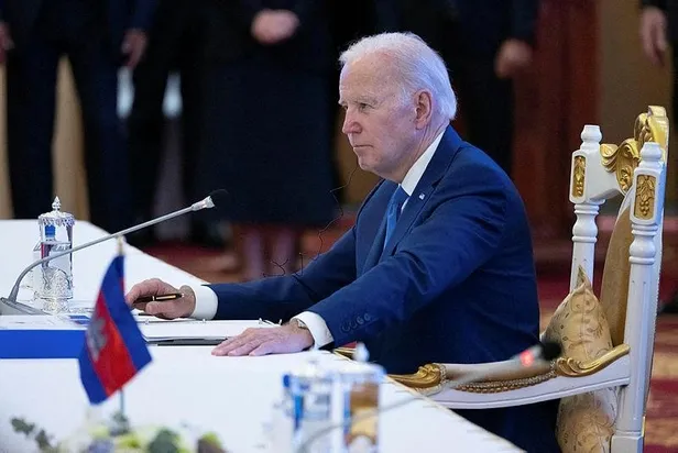 abd-baskani-joe-biden-yeni-bir-gafa-imza-atti-asean-zirvesinde-yaptigi-konusmada-ev-sahibi-ulke-kambocya-ile-k-1668283751476.jpeg