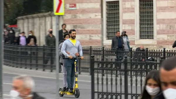 istanbulda-scooter-ihlalleri-bitmek-bilmiyor-kimi-kopegiyle-kimi-arkadasiyla-bindi-iste-kural-tanimayan-scootercilar-1636356539550.jpg İstanbul'da scooter ihlalleri bitmek bilmiyor! Kimi köpeğiyle kimi arkadaşıyla bindi! İşte kural tanımayan scootercılar-3