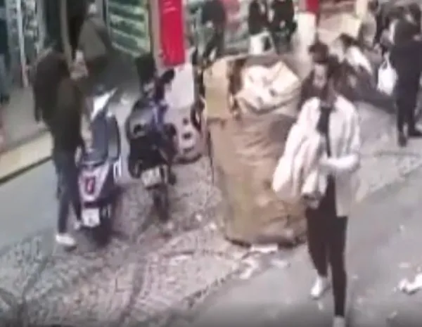 eminonunde-kursunlar-konustu-yanlis-kisiyi-vurdu-1648817678725.jpeg Eminönü'nde kurşunlar konuştu! Yanlış kişiyi vurdu-3