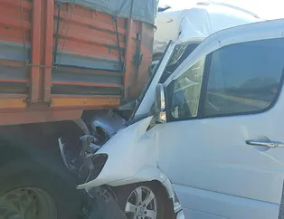 Öğrencileri taşıyan midibüs TIR’a çarptı: 1’i ağır 13 yaralı