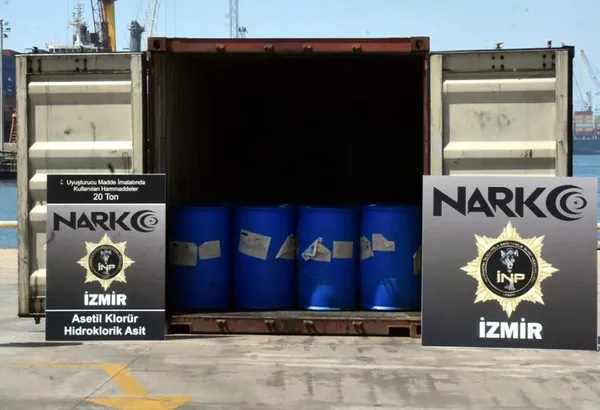 izmirde-uyusturucu-imalatinda-kullanilan-26-ton-160-kilogram-asetil-klorur-hidrolik-asit-ele-gecirildi-1626529641410.jpg İzmir'de uyuşturucu imalatında kullanılan 26 ton 160 kilogram asetil klorür hidrolik asit ele geçirildi-3