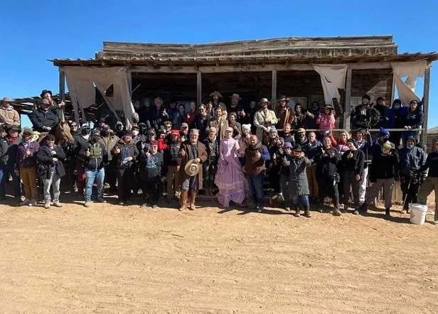 Alec Baldwin film çekiminde kazara 2 kişiyi vurdu: 1 ölü, 1 yaralı-2