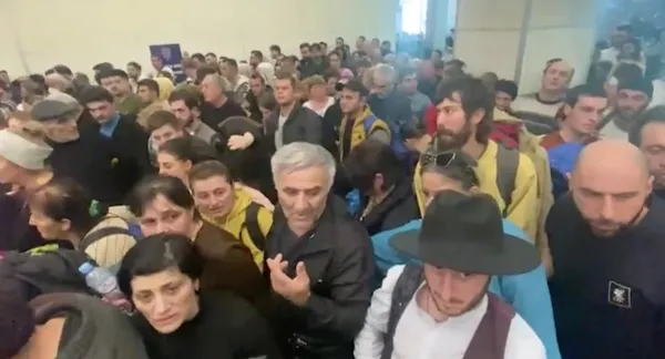 turkiyeden-gurcistana-iphone-seferi-izdihamda-bayilanlar-oldu-1671349786369.jpg