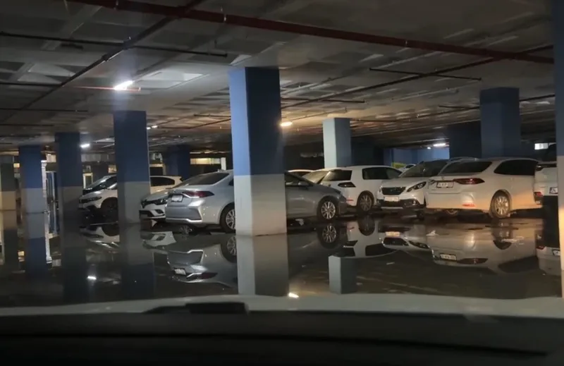 isparkta-su-baskini-suruculer-zor-anlar-yasadi-1741638019713.jpeg Bayrampaşa’da kapalı otoparkın zemin katını su bastı. (AA)